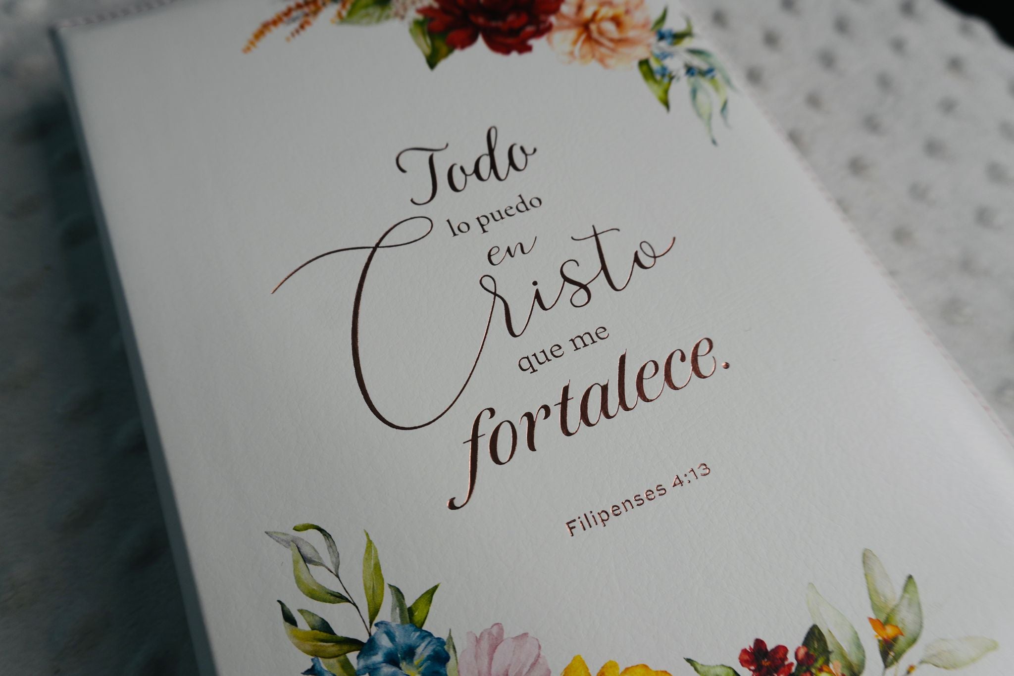 Biblia Reina Valera 1960 de estudio para mujer Arcoiris con Cierre Indice en color blanco con flores Edicion Especial Todo lo puedo en Cristo que me Fortalece Biblia Coleccion Celestial