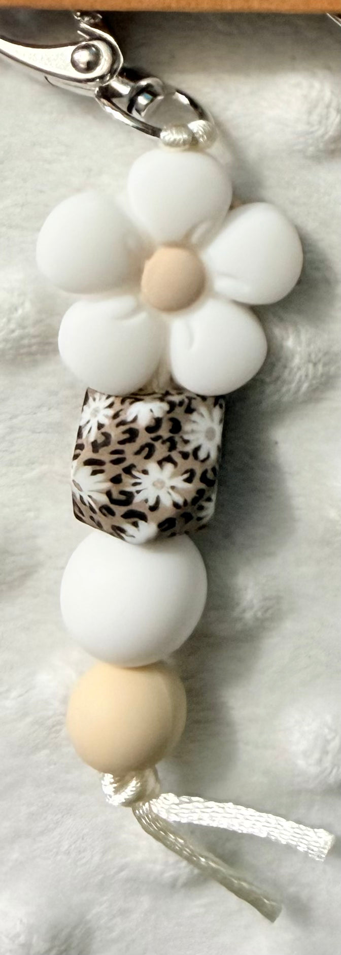Leopard Bloom – Elegancia Natural en tus Manos (llaveros)