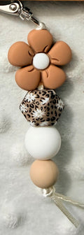 Leopard Bloom – Elegancia Natural en tus Manos (llaveros)