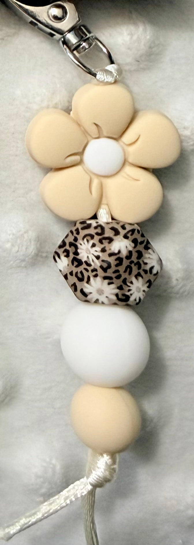 Leopard Bloom – Elegancia Natural en tus Manos (llaveros)